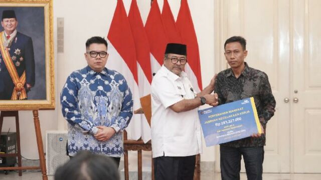 TASPEN paga 283 millones de IDR en compensación a los herederos de profesores víctimas de accidentes de tren

 | 