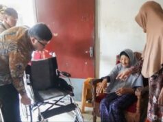 En visita directa al CJH más antiguo, Mas Dhito entrega una silla de ruedas a Mbah Marsiyah
| En visita directa al CJH más antiguo, Mas Dhito entrega una silla de ruedas a Mbah Marsiyah
|