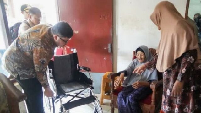 En visita directa al CJH más antiguo, Mas Dhito entrega una silla de ruedas a Mbah Marsiyah

 | 