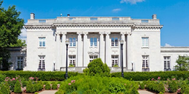 Las fotos muestran cómo se ve la mansión del gobernador en cada estado.

 | Real Estate,Politics,features,50-states,governors,mansions,real-estate,photos,life-holiday-save-2025