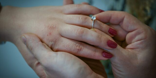 El oro caro está cambiando la forma en que la gente compra anillos de compromiso

 | Retail,retail,markets,jewelry,gold,shopping