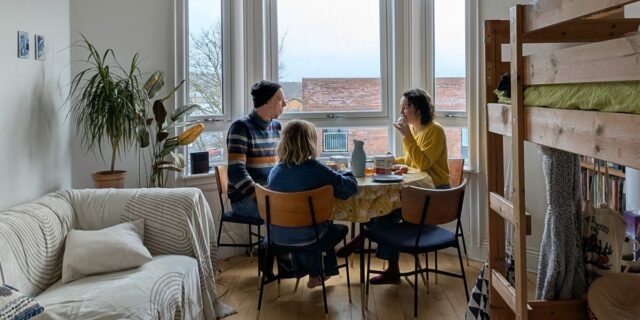 Mi familia de 4 personas vive en un departamento de una habitación; Sorprendentemente bueno para nosotros

 | Real Estate,freelancer-le,family,unconventional-living-situations,apartment,apartments