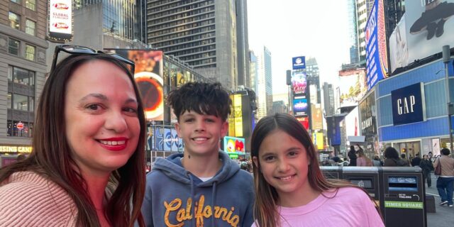 La familia regresa a Nueva York 10 años después de partir para descubrir sus raíces

 | Parenting,Travel,essay,parenting-freelancer,new-york,parenting,family,moving,relocation,new-york-city,traveling-with-teens,times-square,manhattan
