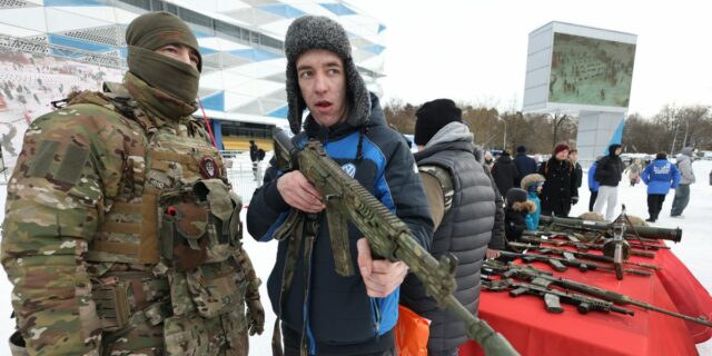 El gobernador ruso ordena a las empresas seleccionar a sus El gobernador ruso ordena a las empresas seleccionar a sus trabajadores para alistarse en el ejército
| Military & Defense,ukraine-war,russian-military