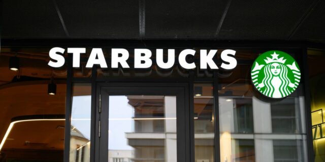 Starbucks aumenta beneficios salariales con cheques semanales y bonos de barista

 | Retail,starbucks