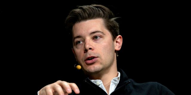 El director de operaciones de OpenAI dice que el apocalipsis del software puede haber sido injustificado

 | Tech,AI,openai,vibe-coding,software,saas,asana