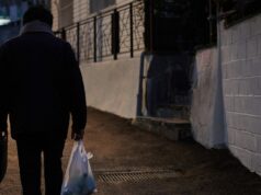 Tiene 40 años, vive en Corea del Sur, tiene una deuda de 300.000 dólares y vive con 10 dólares al día.
| Economy,as-told-to,south-korea Tiene 40 años, vive en Corea del Sur, tiene una deuda de 300.000 dólares y vive con 10 dólares al día.
| Economy,as-told-to,south-korea