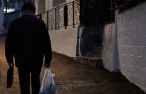 Tiene 40 años, vive en Corea del Sur, tiene una deuda de 300.000 dólares y vive con 10 dólares al día.
| Economy,as-told-to,south-korea Tiene 40 años, vive en Corea del Sur, tiene una deuda de 300.000 dólares y vive con 10 dólares al día.
| Economy,as-told-to,south-korea
