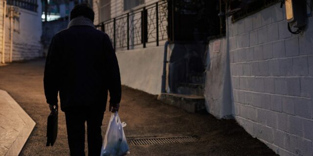 Tiene 40 años, vive en Corea del Sur, tiene una deuda de 300.000 dólares y vive con 10 dólares al día.

 | Economy,as-told-to,south-korea
