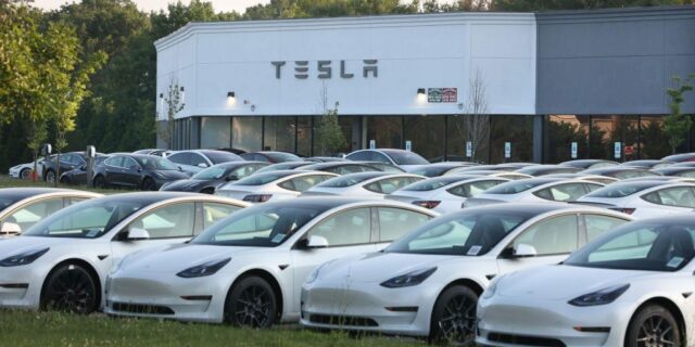 Un récord de 50.000 Teslas se han quedado sin vender en lo que va de año

 | Transportation,Tech,tesla,elon-musk,evs,limited-synd