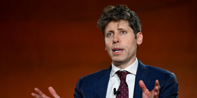 Sam Altman dice que su hijo debería "jugar en la tierra", no con un iPad

 | Parenting,AI,Tech,sam-altman,openai,parenting,ipads,algorithms