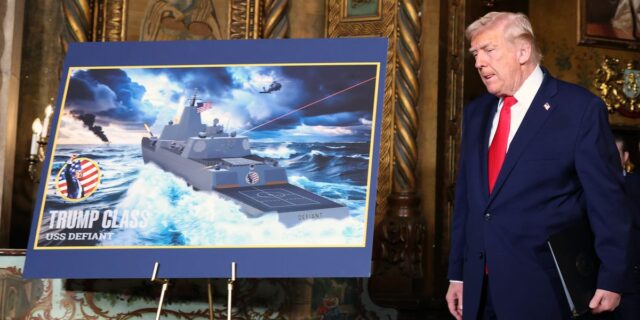 La Casa Blanca pide 66.000 millones de dólares para la 'flota dorada' de Trump

 | Military & Defense,video,video-format-boot-camp,golden-fleet,navy,military,shipbuilding,ships,us-navy-battleships