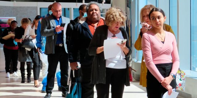 Los trabajadores temen que el uso de la IA los Los trabajadores temen que el uso de la IA los haga reemplazables
| Careers,artificial-intelligence,future-of-work,job-losses,employment,changing-workplace-big-bet,ai