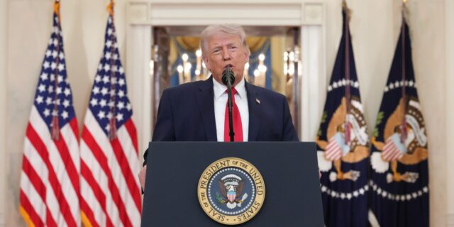 Trump celebra el rescate del aviador estadounidense derribado sobre Irán

 | Military & Defense,us-iran-war,donald-trump,us-military-and-defense