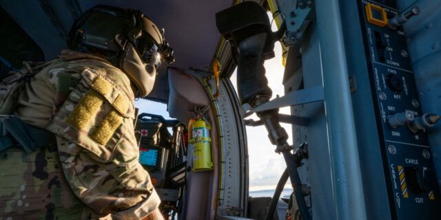 Por qué Estados Unidos arriesgaría tanto para salvar a dos Por qué Estados Unidos arriesgaría tanto para salvar a dos aviadores caídos
| Military & Defense,air-force,military-aviation,combat-search-and-rescue,us-iran-war,warfare-big-bet