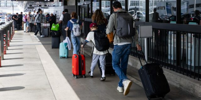 Aerolíneas aumentan tarifas de equipaje facturado: Delta, JetBlue y United

 | Transportation,aviation,jet-fuel-costs,delta-air-lines,united-airlines,jetblue,southwest-airlines