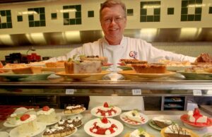 La cafetería Sur cierra sus puertas. ¿Pueden los propietarios de pequeñas empresas salvarlos?
| Food,Retail,Economy,cafeterias,southern-cafeterias,piccadilly,morrisons,s-and-s-cafeteria,k-and-w,lubys,the-magnolia-room,matthews-cafeteria,video-to-text La cafetería Sur cierra sus puertas. ¿Pueden los propietarios de pequeñas empresas salvarlos?
| Food,Retail,Economy,cafeterias,southern-cafeterias,piccadilly,morrisons,s-and-s-cafeteria,k-and-w,lubys,the-magnolia-room,matthews-cafeteria,video-to-text