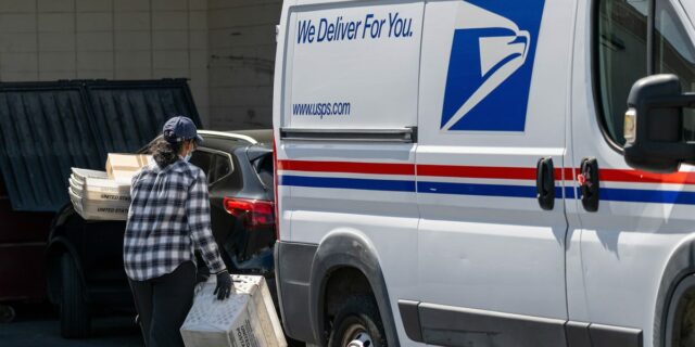 USPS suspende los pagos del plan de jubilación de los empleados para liberar efectivo

 | Economy,usps,pensions,postal-service