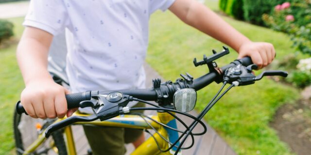 Poco a poco le estoy dando más independencia a mi hijo de 12 años. No es fácil.

 | Parenting,essay,parenting,parenting-freelancer,independence,child-independence