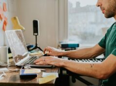 Los millennials ganaron 280.000 dólares trabajando en secreto de forma remota hasta que el mercado cambió
| Careers,careers,overemployed,remote-work,job-market,millennial,overemployment,remote-jobs,hustle-culture-big-bet Los millennials ganaron 280.000 dólares trabajando en secreto de forma remota hasta que el mercado cambió
| Careers,careers,overemployed,remote-work,job-market,millennial,overemployment,remote-jobs,hustle-culture-big-bet