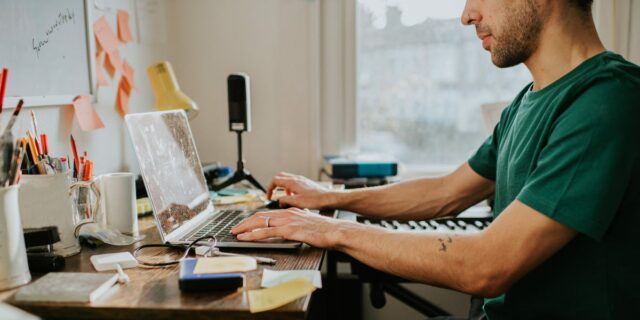 Los millennials ganaron 280.000 dólares trabajando en secreto de forma remota hasta que el mercado cambió

 | Careers,careers,overemployed,remote-work,job-market,millennial,overemployment,remote-jobs,hustle-culture-big-bet