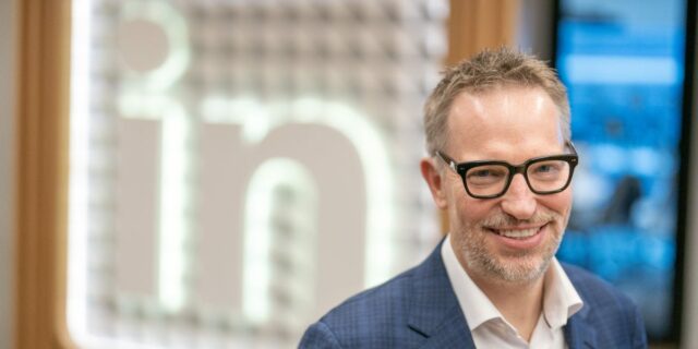 LinkedIn entra en el mercado de la formación en IA y desafía a las startups

 | Tech,AI,Careers,Startups,linkedin,ai-training,ai,scoop,exclusive,artificial-intelligence,ai-jobs,startups,hustle-culture-big-bet,beacon-industries-big-bet