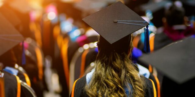 Millennial con $137,000 en préstamos privados para estudiantes: Advertencia para los prestatarios

 | Economy,student-debt,student-loans,trump