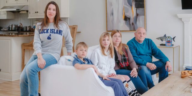 La vida multigeneracional ayuda a una madre soltera a reconstruir su vida después del divorcio

 | Real Estate,Health,essay,health-freelancer,health,real-estate,single-mom,generations,multigenerational-homes,freelance-photography,isabel-fernandez-pujol