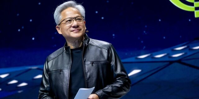 Jensen Huang dice que comparar las ventas de chips chinos con las armas nucleares es una "locura"

 | AI,Tech,jensen-huang,nvidia,china,dario-amodei