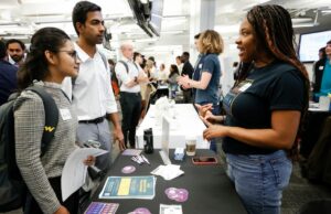 Cómo los nuevos graduados pueden destacarse en un mercado laboral más lento
| Careers,new-grad,job-market,recent-grads,hiring,changing-workplace-big-bet Cómo los nuevos graduados pueden destacarse en un mercado laboral más lento
| Careers,new-grad,job-market,recent-grads,hiring,changing-workplace-big-bet