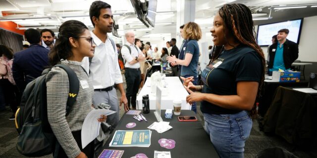 Cómo los nuevos graduados pueden destacarse en un mercado laboral más lento

 | Careers,new-grad,job-market,recent-grads,hiring,changing-workplace-big-bet