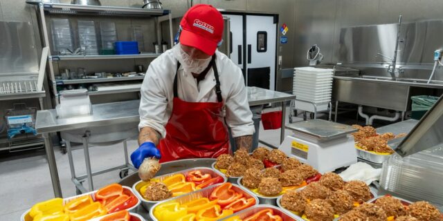 ¿Cuánto ganaron los trabajadores minoristas el año pasado en Costco, Walmart y más?

 | Retail,Careers,amazon,costco,walmart,retail-jobs,proxy-statements,alphasense,compensation,retail,wages,minimum-wage,retail-salaries-2025