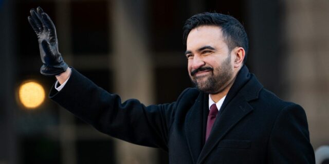 Mamdani y Hochul proponen impuestos a los ricos para cerrar la brecha presupuestaria

 | Politics,Economy,zohran-mamdani,new-york-city,tax,wealth