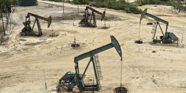 Los precios del petróleo suben mientras las conversaciones de paz entre Estados Unidos e Irán se estancan

 | Economy,Politics,us-iran-war,donald-trump,strait-of-hormuz,oil,gas