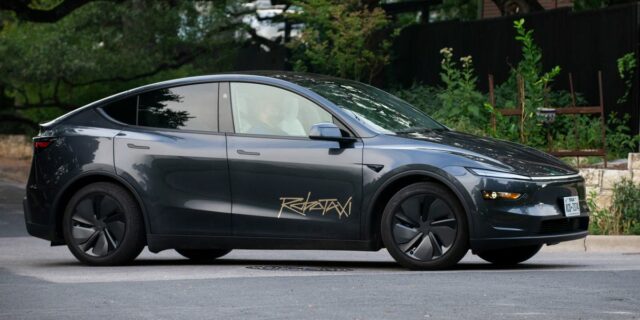 Un pasajero de Tesla Robotaxi dice que su automóvil intentó detenerse en la carretera

 | Transportation,Tech,tesla,dallas,robotaxi,highway