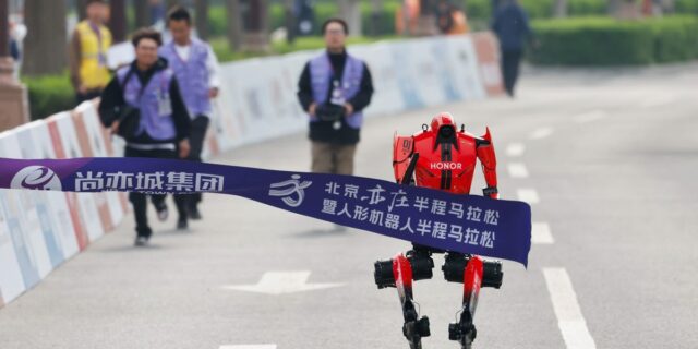 Media maratón de robots chinos establece récord y hace reír a la gente

 | AI,china,robot