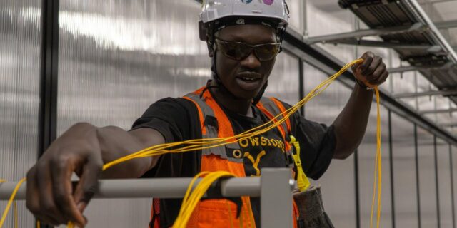 Meta acelera la capacitación en tecnología de fibra para resolver el cuello de botella del centro de datos

 | Tech,Careers,data-centers,careers,meta,infrastructure,ai,changing-workplace-big-bet