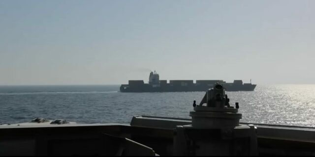 Lo que dice sobre el bloqueo un destructor de la Armada estadounidense que enciende un motor de carga

 | Military & Defense,defense,navy,iran,strait-of-hormuz,us-iran-war