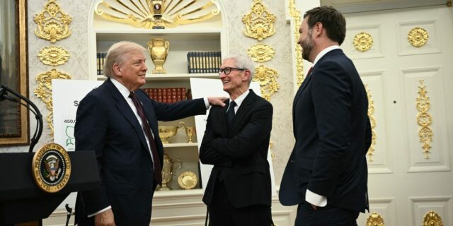 Apple no pierde a su susurrador de Trump

 | Tech,Politics,apple,tim-cook,john-ternus,donald-trump,white-house