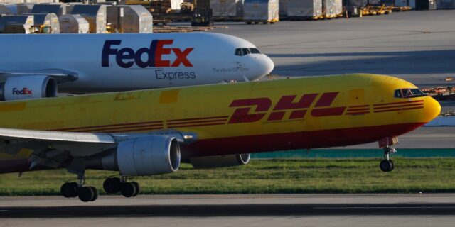 Cómo planean FedEx, UPS y DHL reembolsar a los clientes las tarifas

 | Retail,tariff-refunds,dhl,fedex,ups,tariffs,shipping,business,customs,trade,supreme-court
