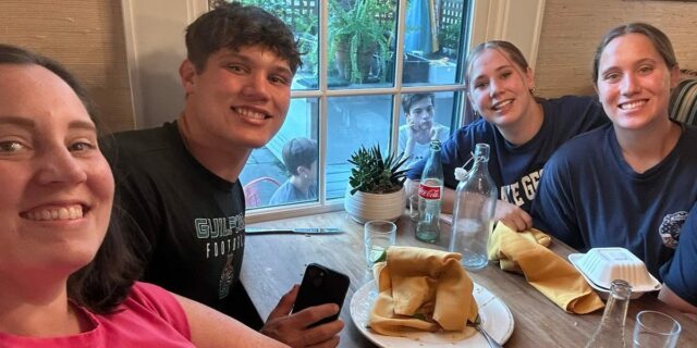 Mis 3 hijos adolescentes me envían mensajes de texto durante todo el día y consultan mi ubicación con frecuencia.

 | Parenting,Tech,essay,parenting-freelancer,parenting,cellphones,tech,screentime,screentime-children,screentime-parenting