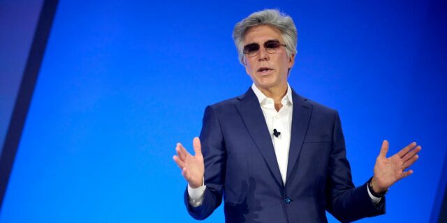 El CEO de ServiceNow descarta las amenazas del software de IA como "trucos de salón"

 | Tech,AI,servicenow,software,enterprise-software,saas,bill-mcdermott,ceo-interview,limited-synd,artificial-intelligence,ceos,generative-ai,software-as-a-service