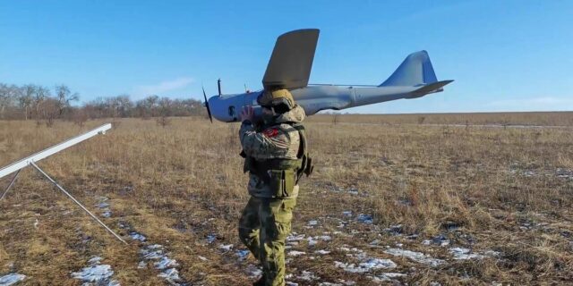 Los rusos convierten un dron de reconocimiento en una nave nodriza para cuadricópteros FPV

 | Military & Defense,ukraine-war,drone-warfare,fpv-drones,orlan-10,warfare-big-bet