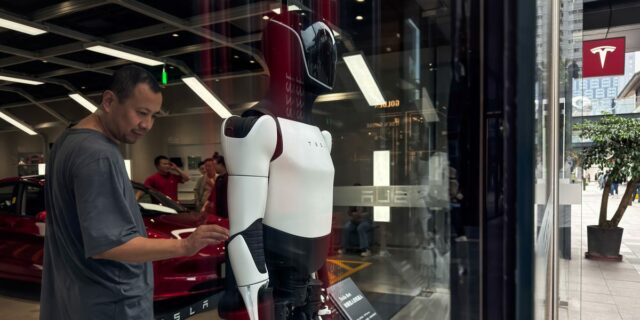 Tesla incluye un misterioso acuerdo de hardware de IA por valor de 2 mil millones de dólares en su última presentación

 | Tech,AI,Transportation,tesla,ai,autonomy,robotics