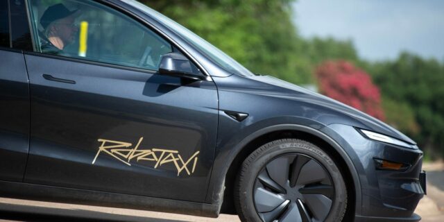 La línea de tiempo del Robotaxi de Tesla se volvió un poco más confusa

 | Transportation,Tech,tesla,robotaxi,elon-musk