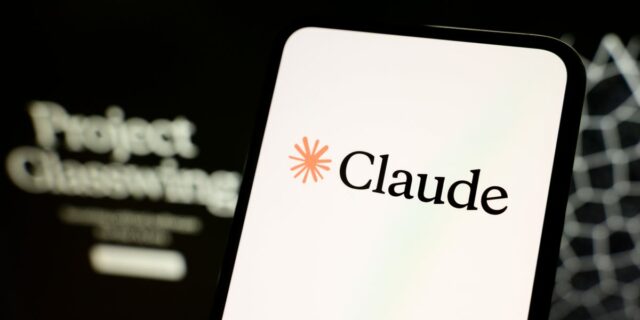 El gerente de producto de Claude Code dice que los usuarios tienen FOMO sobre el ritmo loco de la IA

 | AI,Tech,claude-code,ai,anthropic,vibe-coding