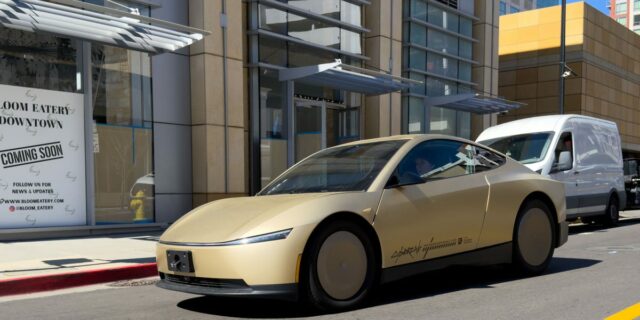 Mire el Cybercab de Tesla salir de la línea de producción

 | Transportation,Tech,AI,elon-musk,tesla,tesla-cybercab,ai