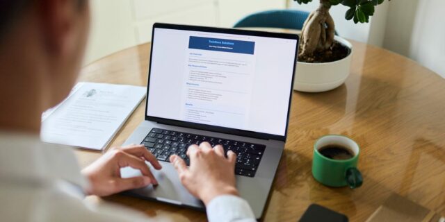 Cuatro trabajadores comparten cómo agregaron IA a sus puestos de trabajo

 | Careers,AI,careers,ai,tech,ai-pivot,career-pivot,ai-jobs,ai-career