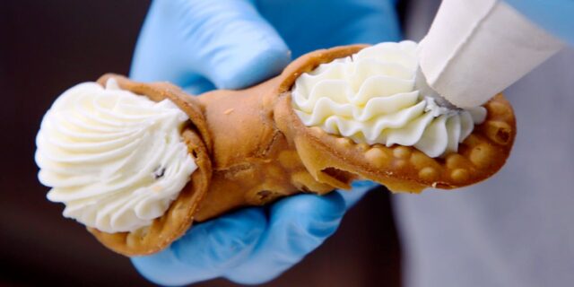 Elabora a mano 300.000 cannolis al año

 | Food,video-format-small-business,small-business,linkedin,cannoli,naples,italy,brooklyn,cookie