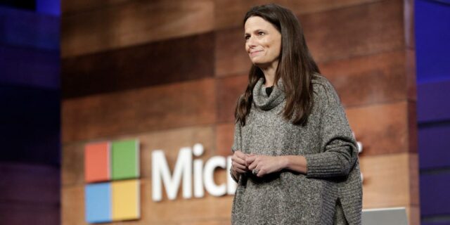 Microsoft espera una reducción de la fuerza laboral en los próximos trimestres

 | Tech,AI,microsoft,earnings,artificial-intelligence,enterprise-software,openai,cloud-computing,limited-synd,saas,software-as-a-service,satya-nadella,copilot,microsoft-copilot,amy-hood,cfo,job-cuts,layoffs